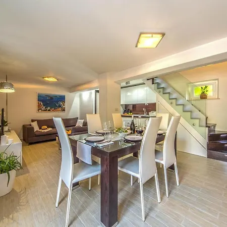 Stari Grad Sleeps 6 * Stari Grad