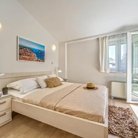 Stari Grad Sleeps 6 *