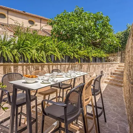 Vila Stari Grad Sleeps 6