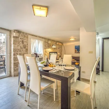 Stari Grad Sleeps 6