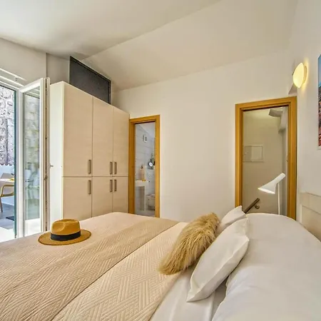 Stari Grad Sleeps 6